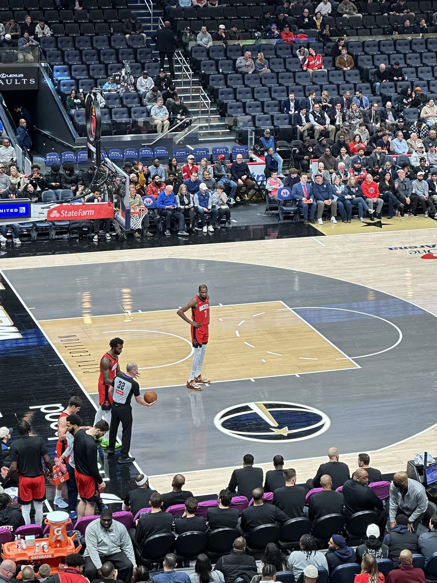 SaintPablo_____'s tweet photo. Been following KD since his OKC days and watching him play in person for the first time was surreal.

You’re the greatest @KDTrey5 🐐 https://t.co/2ujkVdciIG