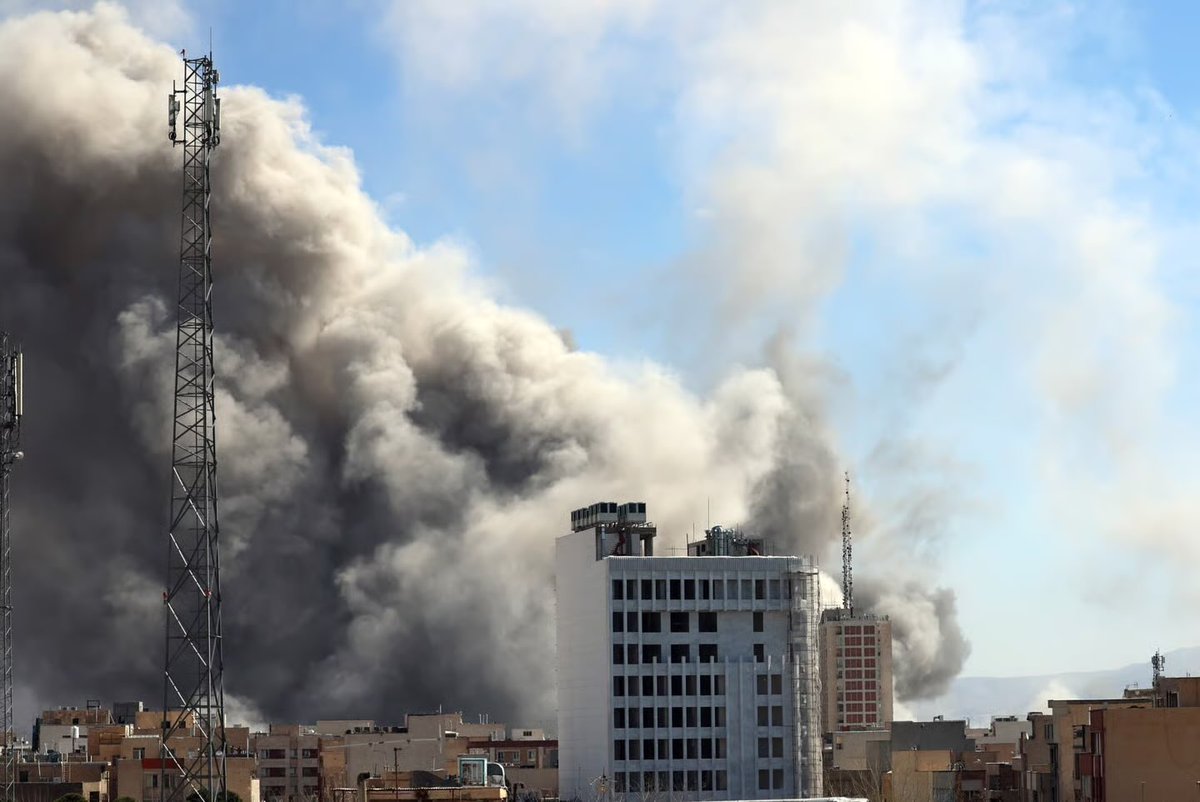 Mo_elmalik's tweet photo. مجزرة النهاية 🔥

دخول الصين والخليج الحرب.. نحن على أبواب حرب عالمية تشتعل من الشرق الأوسط

✍️ مكاوي الملك | Makkawi Elmalik

مقدمة: المشهد لم يعد إقليمياً

ما كنت أكتبه منذ 48 ساعة عن "فخ اللانهاية" و"كماشة اليأس" و"المؤامرة الإسرائيلية".. كان مجرد تمهيد
الليلة، دخلنا الفصل الأخير..

خلال الساعات الماضية..لم تعد الحرب أمريكية-إسرائيلية على إيران
الآن هي:
صين ضد أمريكا.. خليج ضد إيران.. وإسرائيل تراقب من على سطح البركان

دعني أفكك لك "خريطة النهاية" كما رسمتها تطورات اليوم:

🟥 أولاً: الصين تخلع القفاز الأبيض.. وتدخل المستنقع

بالأمس كانت دبلوماسية
اليوم، الصين تقولها صراحةً:

بيان الخارجية الصينية: الضربات الأمريكية "غير قانونية"، وإيران من حقهـا التخصيب السلمي. هذا ليس موقفاً عابراً.. هذا تحدٍ مباشر للرواية الأمريكية في المحافل الدولية

تقرير رويترز (الصواريخ): صفقة صواريخ CM-302 المضادة للسفن (مدى 290 كم) تعني شيئاً واحداً:
• أي قطعة بحرية أمريكية في الخليج أو بحر العرب.. هدف مشروع
• هذه الصواريخ تُناور الرادارات وتخترق الدفاعات.
• الترجمة: ميزان الردع البحري ينقلب رأساً على عقب

صحيفة الغارديان (المعادن النادرة): هنا القنبلة النووية الحقيقية
• الصين تتحكم في 90% من معدن الجاليوم،الضروري لصناعة صواريخ باتريوت وثاد
• المخزون الأمريكي من الصواريخ الاعتراضية وصل إلى 25% فقط
• السيناريو المرعب: لو أغلقت الصين "حنفية" الجاليوم، أمريكا لن تستطيع حماية إسرائيل ولا قواعدها في الخليج

الخلاصة:
الصين لا ترسل جنوداً.. لكنها ترسل مفتاح الانتصار إلى طهران
أمريكا اليوم أمام خيارين:
• إما حرب استنزاف بلا ذخيرة دفاعية
• أو تراجع استراتيجي يقرون فيه بأن الهندسة الأمريكية للشرق الأوسط انتهت

🟥 ثانياً: الخليج يشتعل.. من "الضيف" إلى "الخصم"

تقرير أكسيوس قبل قليل هو الأخطر في الملف الخليجي:
الإمارات تدرس توجيه ضربة عسكرية مباشرة لإيران.

لماذا هذا "زلزال"؟
• لأن الإمارات كانت "الحليف الصامت" الأقرب لإسرائيل
• لأن أبوظبي كانت الأكثر انفتاحاً على التطبيع والتحالفات الغربية
• ولأنها اليوم تقول: "كفى استنزافاً"

الأرقام التي نشرتها وزارة الدفاع الإماراتية:
• 186 صاروخاً باليستياً استهدف الإمارات
• 812 طائرة مسيرة
• 3 قتلى من المدنيين
• 70 جريحاً

المعنى البارد:
الإمارات تتحمل وطأة حرب لم تعلنها، وتدفع ثمناً باهظاً لمجرد أنها تملك قواعد أمريكية على أرضها.
هذا هو "الرهان الخاسر" الذي حذرنا منه:
الخليج لم يدخل الحرب بإرادته.. لكنه أصبح ساحة اشتباك رئيسية

الرياض لم تسلم:
• السفارة الأمريكية في الرياض مستهدفة بطائرتين مسيرتين
• منشأة أرامكو (رأس تنورة) في مرمى النيران
• والحديث عن خطط الموساد لتفجير العاصمة وتوريط إيران بات مؤكداً (تقرير تاكر كارلسون)

الدوحة تحت النار:
• مطار حمد الدولي يتعرض لهجوم
• إنتاج الغاز (الذي يغذي أوروبا وآسيا) معلق جزئياً

المنامة تنزف:
• انفجار داخل مقر للقوات الأمريكية

الكويت تصعق:
• مقتل 6 جنود أمريكيين في معسكر عرفجان
• وإسقاط 3 طائرات F-15 بالخطأ (مؤشر على انهيار الدفاعات الجوية)

الخلاصة الخليجية:
الخليج الآن في قلب العاصفة
أي دولة تظن أنها "خارج المعركة" واهم
إما أن تتحرك بشكل جماعي لوقف النزيف..
أو تنتظر حتى يتحول كل مطار وميناء إلى هدف

🟥 ثالثاً: تل أبيب تحت الصدمة.. الردع الإسرائيلي يهتز

عنوان التقرير: "ضربة كبرى تخترق تل أبيب".
هذا ليس خبراً عابراً

المعنى:
• الدفاعات الجوية الإسرائيلية (القبة الحديدية، مقلاع داود، حيتس) ليست حصناً منيعاً
• صواريخ "فاتح" الإيرانية الفرط صوتية أثبتت قدرتها على المناورة والوصول

الخسائر (حسب الروايات):
• اكثر من 11 قتيلاً (إسرائيلياً) – 40 قتيلاً (إيرانياً)
• 800-1000 جريح
• استهداف تل أبيب، بئر السبع، حيفا

الرسالة الإيرانية:
نحن لا نستعرض عضلات.. نحن نثبت أن "العمق الإسرائيلي" لم يعد آمناً
إذا استمرت الحرب، فالمدن الإسرائيلية ستكون في مرمى النيران بشكل يومي

🟥 رابعاً: مضيق هرمز.. شريان العالم ينزف

تقارير الليلة تقول:
• طابور السفن التجارية وصل إلى ميل واحد
• حقل الفجيرة لا يزال يحترق منذ ساعات

مضيق هرمز مغلق فعلياً:
• 20% من النفط العالمي متوقف
• أسعار الطاقة في قفزة حرة
• الصين (التي تستورد 80% من نفطها من الخليج) تشعر بالخنق

هنا يكمن الخطر الوجودي:
إيران تمتلك سلاحاً لا تملكه أي دولة في التاريخ الحديث:
• إغلاق مضيق هرمز = انهيار اقتصادي عالمي
• والصين لن تسمح باستمرار هذا الانهيار دون تدخل

🟥 خامساً: ليلة تكسير العظام.. تفاصيل 12 ساعة غيرت كل شيء

لنسترجع ما حدث خلال الـ 12 ساعة الماضية:

من الجانب الإيراني:
• استهداف السفارة +