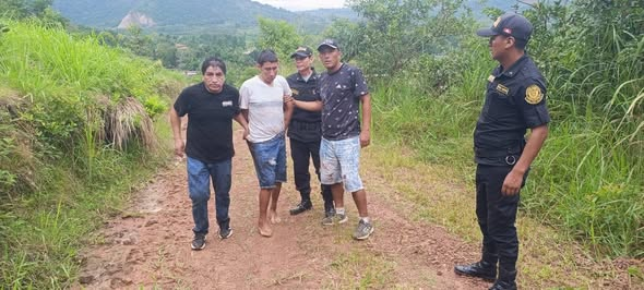 Pedro_vrae's tweet photo. La vida del alcalde de #Coviriali costó 10 mil soles.
El asesinato del alcalde de #Coviriali (#Satipo), Iroshi Erick Ureta Campos, ocurrido la mañana del 26 de febrero último, cuando estaba a punto de llegar a su oficina, habría sido perpetrado por encargo a cambio de 10 mi soles, conforme confesó el sicario #venezolano Abel David Abreu Guilarte (28), quien además reveló al presunto autor intelectual.
Por contrato:
Según hipótesis principal de la #Policía, el homicidio habría sido por encargo, vinculado al ejercicio de la función pública, más un posible móvil político o económico, aunque no se descartan otras líneas de investigación.
Prisión preventiva:
El Juzgado de Investigación Preparatoria de Satipo dictó 18 meses de prisión preventiva contra tres investigados por el presunto delito de sicariato.
La prisión preventiva alcanza a Fhut Ricky Barbarán Diques (el que facilitó la motocicleta y el financiamiento económico), Abel David Abreu Guilarte (sicario que disparó contra el alcalde) y Efraín Teodoro Leyte Sedano (venezolano que manejó la motocicleta).
La vida no cuesta nada:
Según la tesis fiscal, los implicados actuaron de manera coordinada y con distribución de roles para ejecutar el crimen, por lo que fueron internados en el establecimiento penitenciario de #RíoNegro.
Finalmente la pregunta se mantiene latente: ¿la vida de una persona puede costar tan poco, o qué es lo que realmente está ocurriendo en nuestra sociedad?
Al parecer, el bajo costo del sicariato en el #Perú, no responde a una sola razón, sino a una mezcla explosiva de factores sociales, económicos y judiciales que han "abaratado" la vida en el mercado criminal.
Igualmente, la llegada de bandas transnacionales y el auge de facciones locales han generado una competencia de precios en el mundo delictivo.