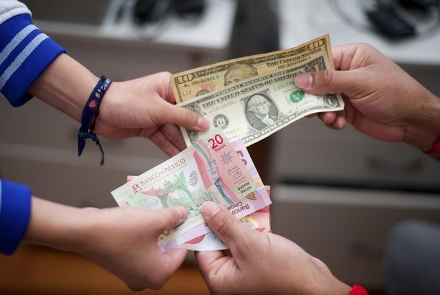 EuniceRendon's tweet image. 💸 En enero, el flujo de #remesas cayó un 1.4%, sumando 4 mil 594 millones de dólares, rompiendo la racha de ingresos por encima de los 5,000 millones que tuvimos entre mayo y diciembre del 2025. 

🔹 El cambio se nota: menos envíos y menos por cada dólar. En comparación con