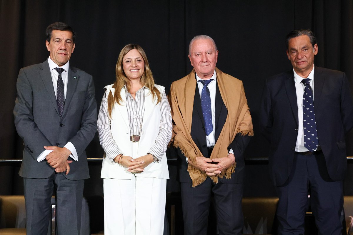 GobDeLaRioja's tweet photo. 🌎 La Rioja presentó su potencial minero ante empresas e inversores en el Argentina Day – PDAC 2026

➡️La vicegobernadora Teresita Madera disertó ante empresas mineras, fondos de inversión y actores estratégicos del sector. Destacó el potencial geológico de La Rioja en minerales estratégicos, la decisión política de impulsar una minería responsable y sostenible, el compromiso con la generación de empleo local y el desarrollo de proveedores regionales, y la necesidad de consolidar alianzas internacionales que permitan acelerar etapas de exploración y factibilidad.

✅️La convención de la Prospectors & Developers Association of Canada convoca cada año a más de 25.000 asistentes de más de 130 países, consolidándose como el principal ámbito global de networking, financiamiento y presentación de proyectos mineros.