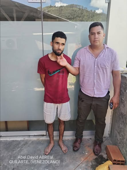 Pedro_vrae's tweet photo. La vida del alcalde de #Coviriali costó 10 mil soles.
El asesinato del alcalde de #Coviriali (#Satipo), Iroshi Erick Ureta Campos, ocurrido la mañana del 26 de febrero último, cuando estaba a punto de llegar a su oficina, habría sido perpetrado por encargo a cambio de 10 mi soles, conforme confesó el sicario #venezolano Abel David Abreu Guilarte (28), quien además reveló al presunto autor intelectual.
Por contrato:
Según hipótesis principal de la #Policía, el homicidio habría sido por encargo, vinculado al ejercicio de la función pública, más un posible móvil político o económico, aunque no se descartan otras líneas de investigación.
Prisión preventiva:
El Juzgado de Investigación Preparatoria de Satipo dictó 18 meses de prisión preventiva contra tres investigados por el presunto delito de sicariato.
La prisión preventiva alcanza a Fhut Ricky Barbarán Diques (el que facilitó la motocicleta y el financiamiento económico), Abel David Abreu Guilarte (sicario que disparó contra el alcalde) y Efraín Teodoro Leyte Sedano (venezolano que manejó la motocicleta).
La vida no cuesta nada:
Según la tesis fiscal, los implicados actuaron de manera coordinada y con distribución de roles para ejecutar el crimen, por lo que fueron internados en el establecimiento penitenciario de #RíoNegro.
Finalmente la pregunta se mantiene latente: ¿la vida de una persona puede costar tan poco, o qué es lo que realmente está ocurriendo en nuestra sociedad?
Al parecer, el bajo costo del sicariato en el #Perú, no responde a una sola razón, sino a una mezcla explosiva de factores sociales, económicos y judiciales que han "abaratado" la vida en el mercado criminal.
Igualmente, la llegada de bandas transnacionales y el auge de facciones locales han generado una competencia de precios en el mundo delictivo.