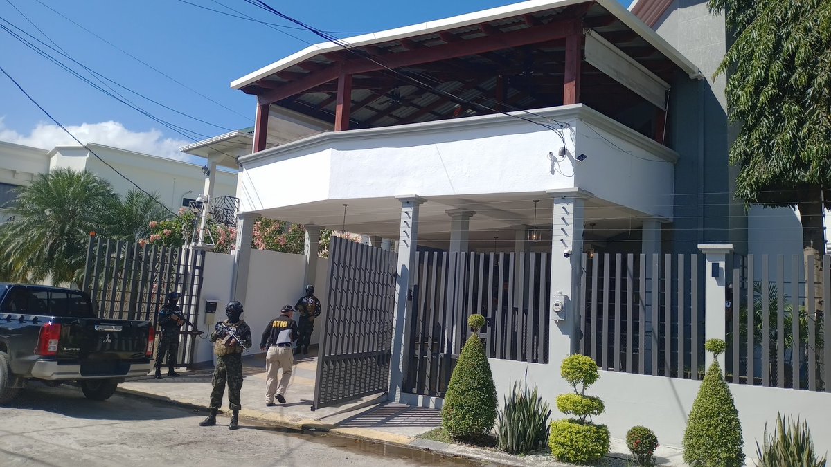 MP_Honduras's tweet image. #MP asegura 25 bienes a supuesto líder de estructura criminal de narcotráfico a la que la #ATIC le incautó más de 2.8 toneladas de cocaína mp.hn/publicaciones/…