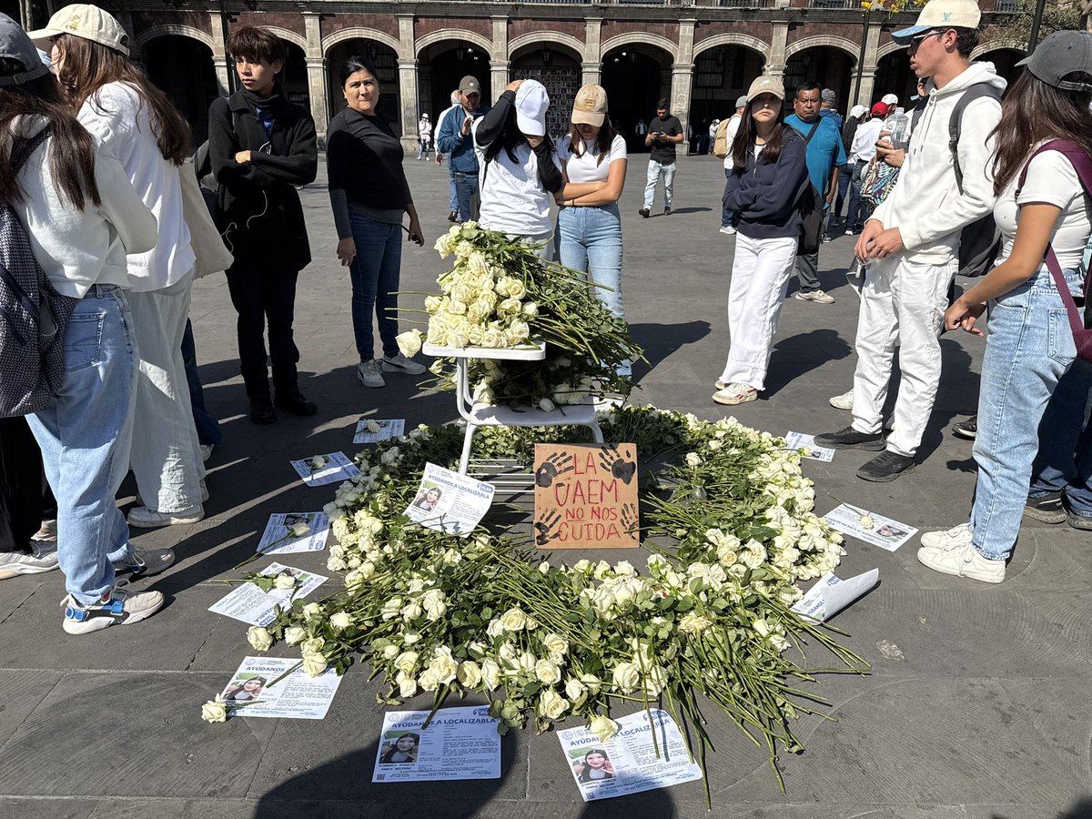 ¡LA UAEM NO NOS CUIDA!

Una butaca con flores fue colocada en el centro de Plaza de armas como homenaje a la joven estudiante Kimberly!

Lo anterior, después de la llegada de la primera marcha de integrantes de la Universidad Autónoma del Estado de Morelos.