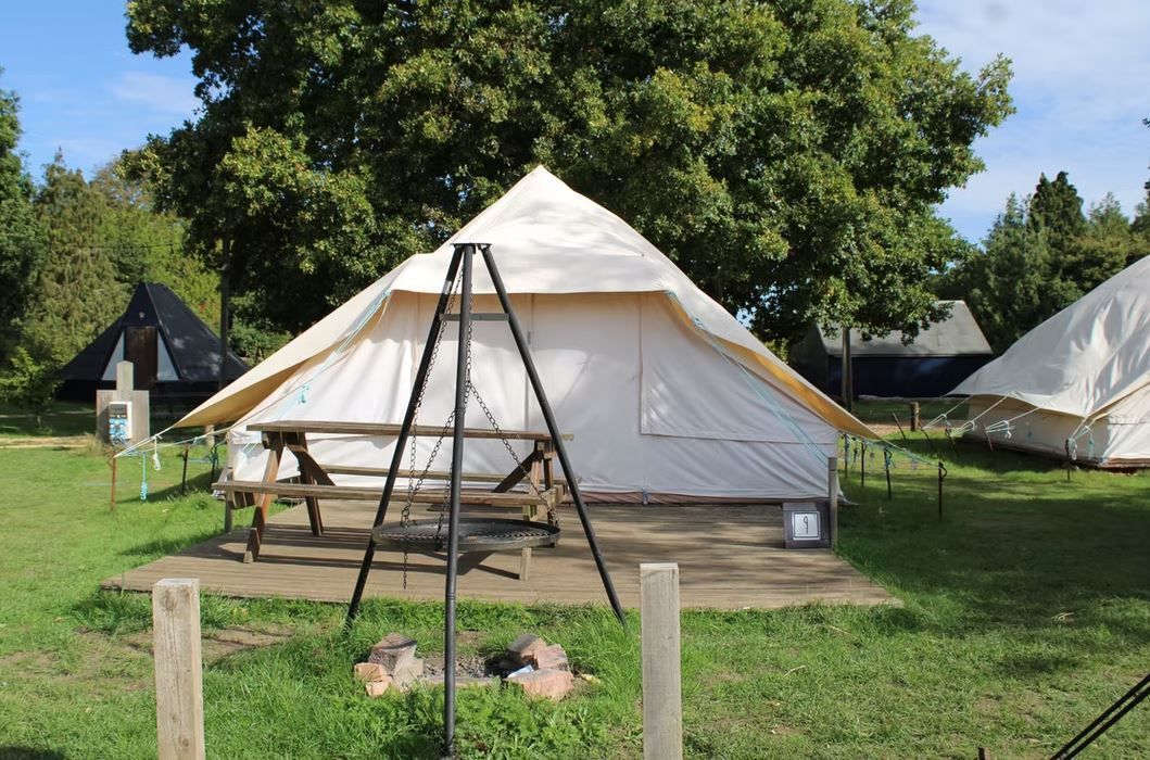 WeAcceptPets's tweet image. 💙 "It was the first time for our family to experience glamping. It was great. The beds in the bell tent were comfortable &amp;amp; the shower room &amp;amp; toilet were clean. There's a nice play area &amp;amp; beach nearby. Will come back." 💙

Accepts🐶
weacceptpets.co.uk/Hampshire/8585

#GuestReview #Glamping