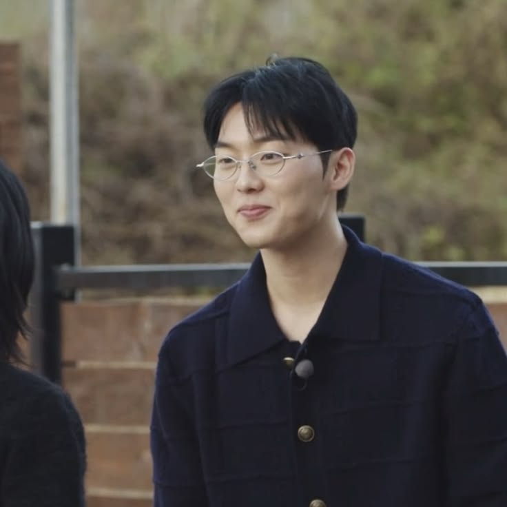 pjhwookie's tweet photo. #shseau onde:
Sieun é pai solteiro e muito dedicado à filha. Depois de sair de um
relacionamento conturbado, ele não pensava em entrar em outro tão cedo. Mas tudo muda no primeiro dia de aula da filha, quando ele conhece Suho, o professor bonito e simpático que mudaria sua vida. https://t.co/BwymywKnGy