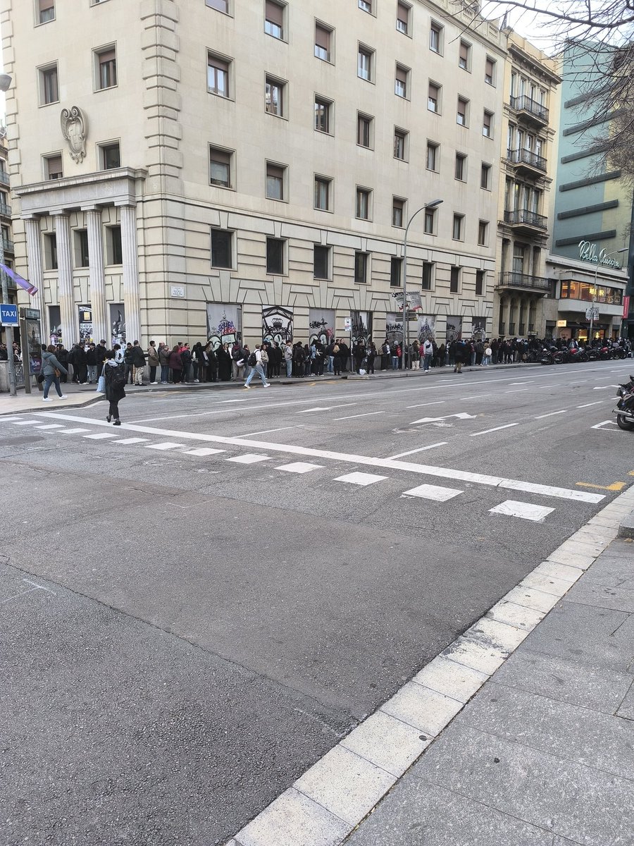 Nueva apertura tienda de Barcelona

3h de cola por un regalo random.
0h por vivienda, educación o sanidad.
Nos moviliza el sorteo.
Lo estructural… se scrollea.
La tecnología avanza.
La conciencia social, en buffering.
Somos brillantes. Y profundamente distraídos.