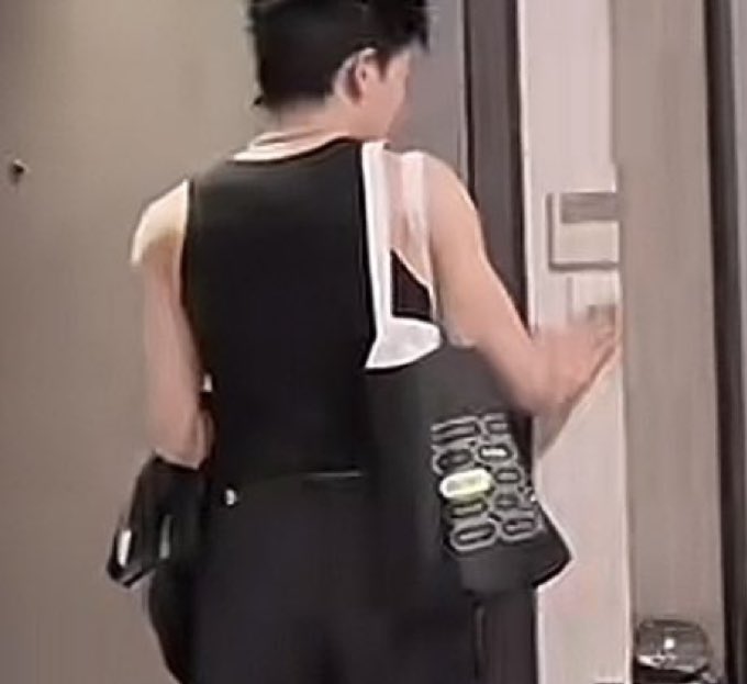 เห็นคลิปอรที่ถือใช้กระเป๋าเดอะเวแล้วน่ารักมากจัง😭 ไม่ค่อยเห็นดาราใช้ของแฟนคลับที่เป็นร่วมด้อมเท่าไหร่ปกติจะเป็นแบรนด์กันสะมากกว่า พอใช้ละดูน่ารักมากอรเป็นคนใช้ของอย่างมีคุณค่าและมันมีความทรงจำกับเดอะเวมากๆ ถือเป็นของประจำด้อมในวันเกิดปีนี้ที่แฟนคลับมีคู่อรเลย
#ออฟโรด #OffroadKTP