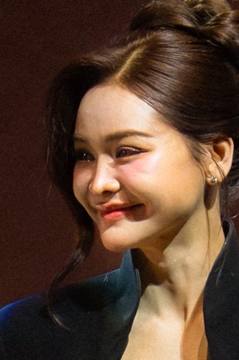 Adivinhem pra quem ela ta olhando  kk