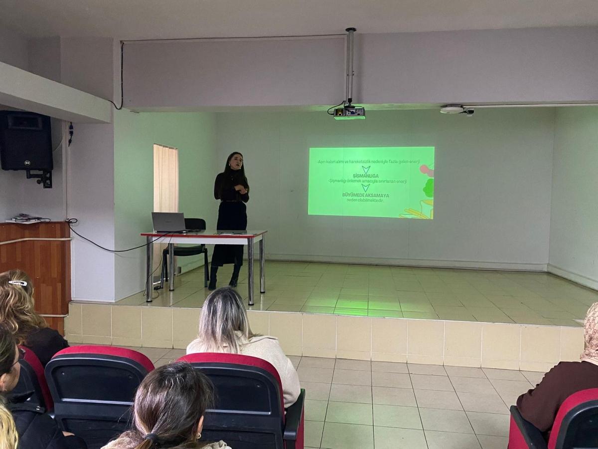 HulyaSahnaoglu's tweet photo. Bursa Osmangazi İlçe Sağlık Müdürlüğü Sağlıklı Hayat Merkezi" sorumlu hekimi Uzm. Dr. Büşra KABA ve Diyetisyen Pınar DEMİREL'in sunumu ile "ÇOCUKLARDA SAĞLIKLI BESLENME" ve "RAMAZANDA BESLENME" konularında  bilgilendirme semineri gerçekleştirildi.
@bursailmem16 @Osmangazi_MEM https://t.co/MmnKAalXyQ
