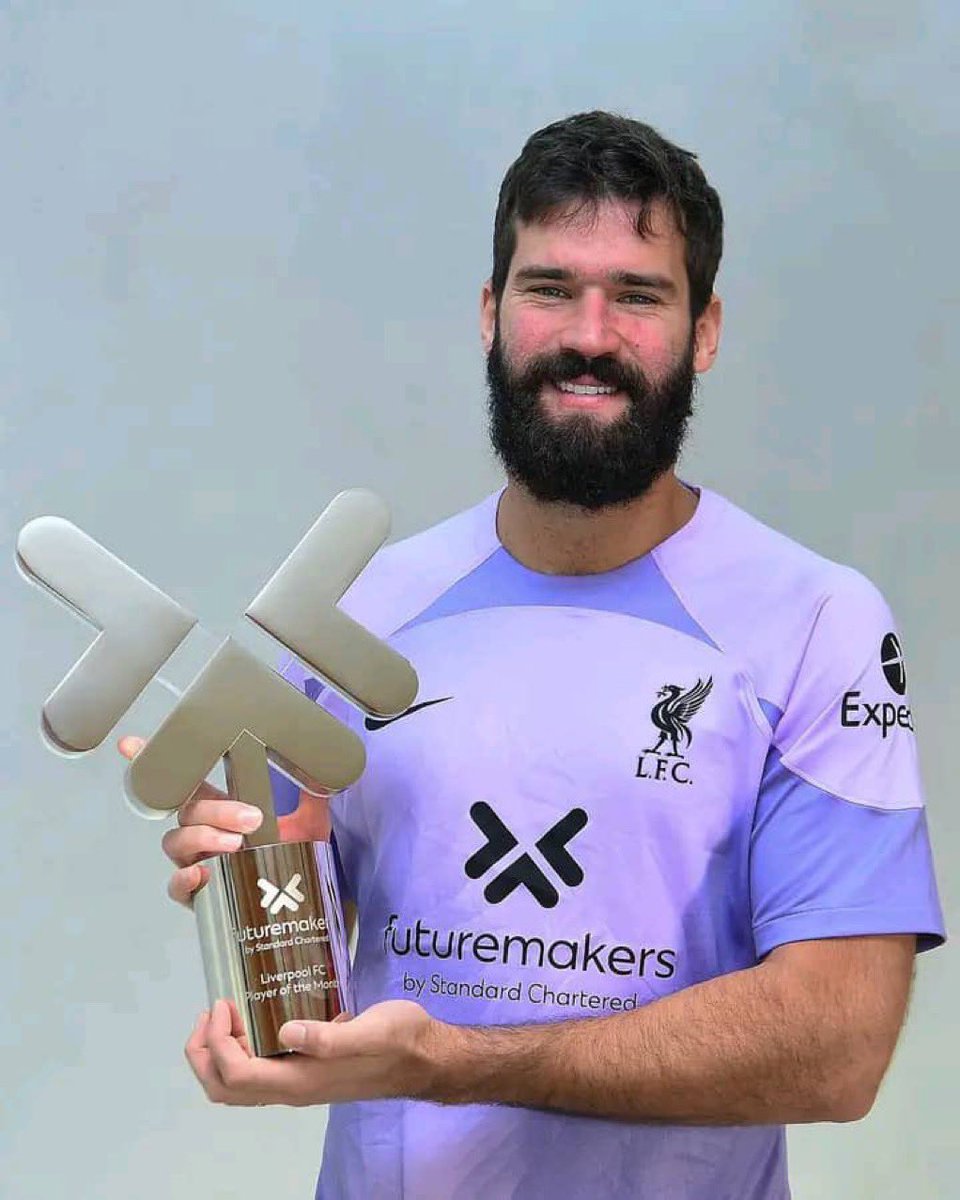 La #Juventus está mirando a la posición de portero y hay perfiles diferentes en los que la #Juve están considerando/interesando.

El más destacado es Alisson #Becker , quien aporta experiencia y, sobre todo, liderazgo. Fue propuesto por algunos intermediarios 

[ <a href="/_Morik92_/">Mirko Di Natale</a> ]