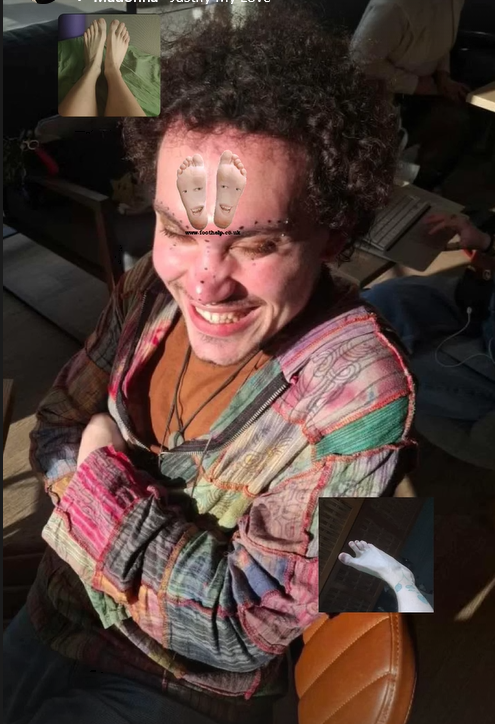 Eliosh__'s tweet photo. #LGBTQIAManifestingGoodMonth en retard mais je me sers du # pour vous dire que mes merveilleux pieds n'existent pas pour rien et que les temps sont durs donnez sous merci venez DM pour + #moneyslaves #slurp #miam #franceamacron #leche #feet #pieds #pigeon #roucool https://t.co/ai52r8jxzC