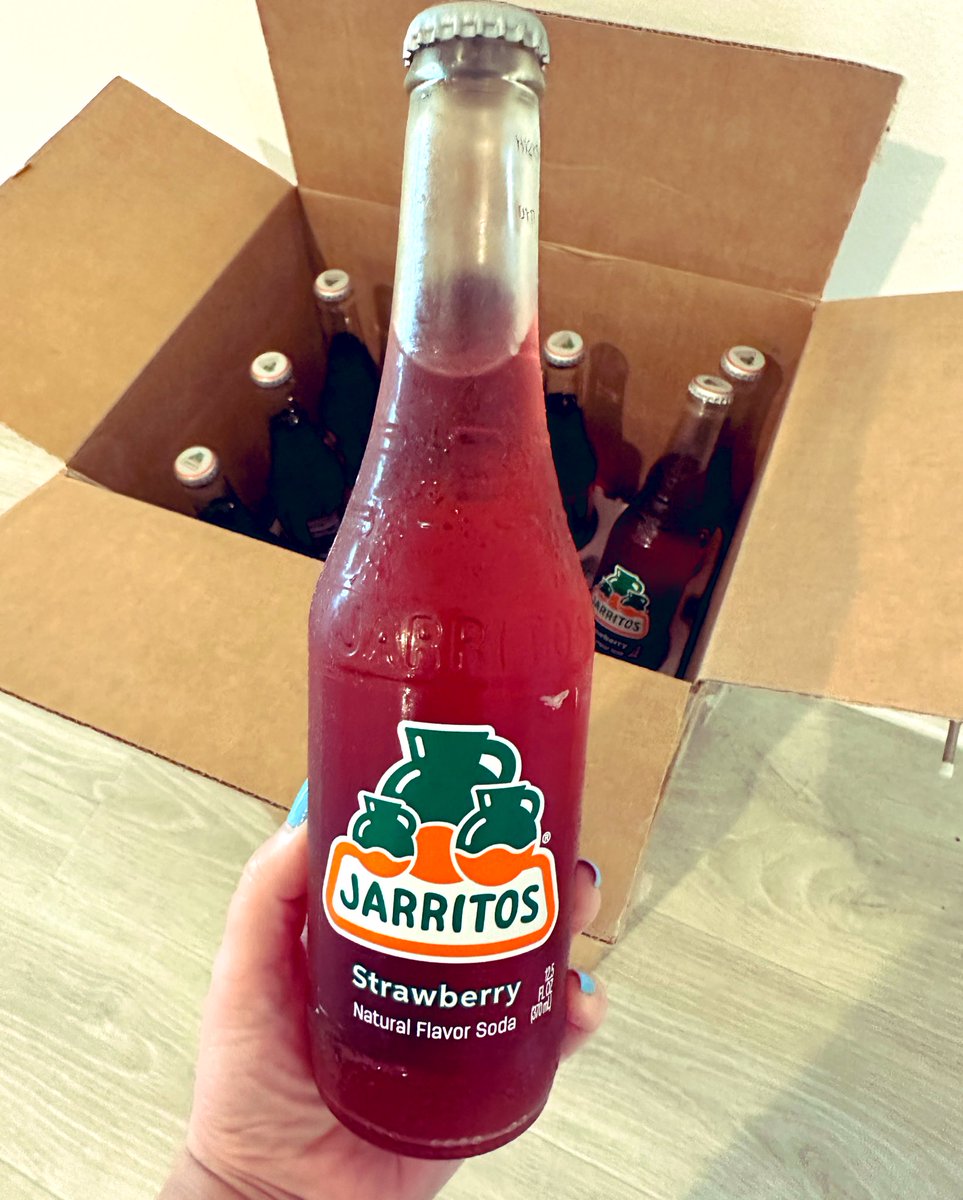 6AM under a red moon glow 🌕
And by afternoon… 🍓 Strawberry <a href="/Jarritos/">Jarritos</a> delivered at my door 🏡 
Celestial signs?
Or just elite timing. ✨👌🏻
Gracias Jarritos for this super good soda 🥤 I won it in the weekly Thirsty Thursday raffles. 😁 Happy #TacoTuesday 🌮