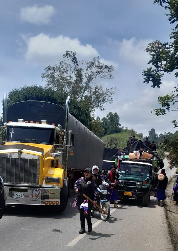 millarcauca's tweet photo. Indígenas Misak del municipio de Silvia bloquean a esta hora la vía panamericana entre Popayán y Cali en el Km 26 sector de Piendalinda, municipio de Piendamó https://t.co/3j9NyGnSJT