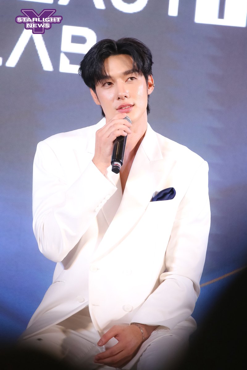 StarlightYnews's tweet photo. “ตี๋ บุญยเกียรติ” พรีเซนเตอร์ ISDIN Thailand ในงาน “HACK YOUR SKIN”

#TeeBoonyakait #ISDIN
#HackBeautyLab #HackYourSkin https://t.co/8FPKpCbWII