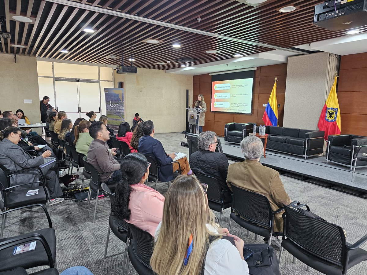 Hoy <a href="/Bogota/">Alcaldía de Bogotá</a> lanzó la Escuela de Liderazgo e Innovación Bogotá Ciudad Aeropuerto, una iniciativa que integra al sector público, la academia y el ecosistema empresarial en un mismo objetivo: formar líderes que ayuden a impulsar el futuro de este eje de competitividad nacional