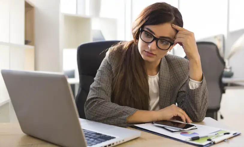 sebraeminas's tweet photo. Empreender em MG não é leve para elas. Quase metade das empreendedoras sente o peso da carga mental todos os dias. Trabalham muito, cuidam de tudo e ainda enfrentam barreiras. Talento não falta. O que falta é apoio real pra crescer. 💜 https://t.co/Qntqzn9fD1