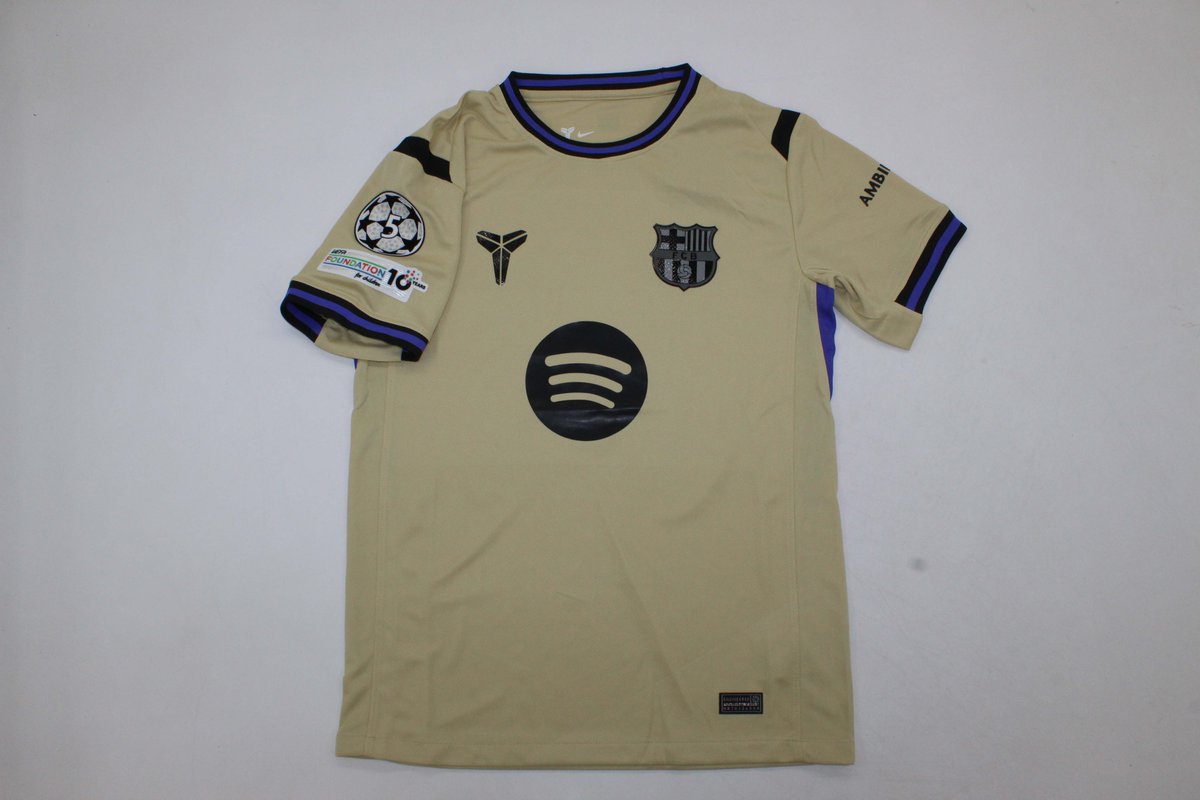 DeporteParaiso's tweet photo. 🎁 SORTEO CAMISETA 🎁

Solo pedimos 2 cosas: RT a este tuit y en comentarios decir quién va ganando al minuto 90 del Barcelona 🆚 Atlético de Madrid.
Lo demás, que fluya 😜
El/la ganador/a elige la camiseta que quiera de nuestro catálogo.

📌 Ganador a las 23:00 🔝 https://t.co/SQLdlHBBjt