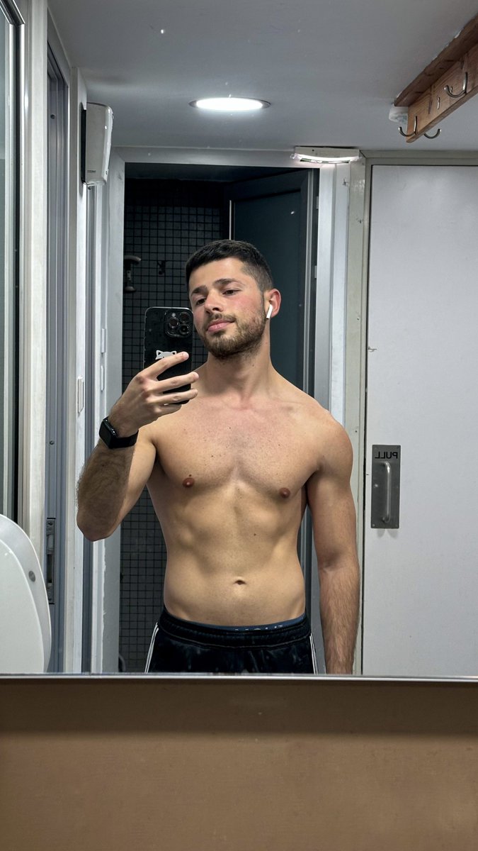 LoizouIrineos's tweet photo. Not sick enough to skip the gym✌🏻 https://t.co/8hAWRAl1k9