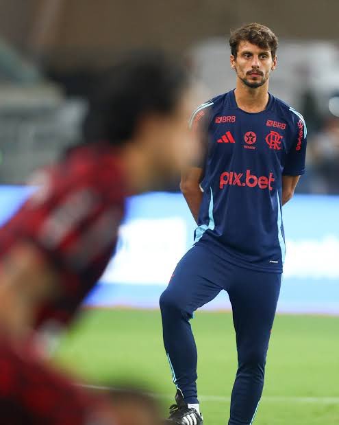 ⚠️ Rodrigo Caio pediu demissão e deixou o Flamengo logo após a saída de Filipe Luís.

O ex-zagueiro integrava a comissão técnica permanente do clube e tomou a decisão de forma pessoal, entendendo que deveria sair junto com o ex-companheiro.

🗞️ <a href="/geglobo/">ge</a> 
📸 Reprodução