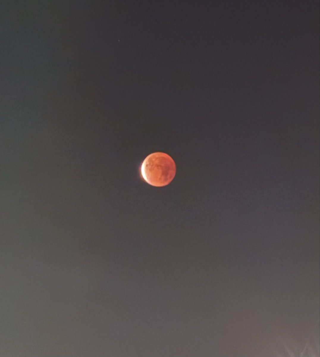sarovi9's tweet photo. @chematierra Así logré capturar la imagen a las 6:06 https://t.co/KuwrAlc2UR