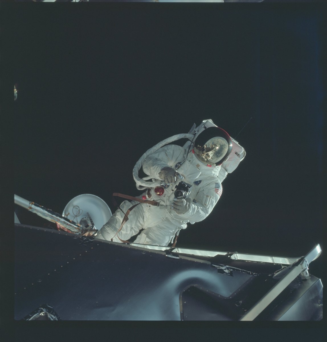 dcordovaok's tweet image. Un 3 de marzo de 1969 el módulo lunar #Spider,  #Apollo9, se activaba en órbita terrestre, el astronauta Rusty Schweickart testeaba el traje que luego se usaría en la superficie lunar "caminando" entre los módulos de mando y lunar. Solo 5 meses después, la gran hazaña de Apollo11