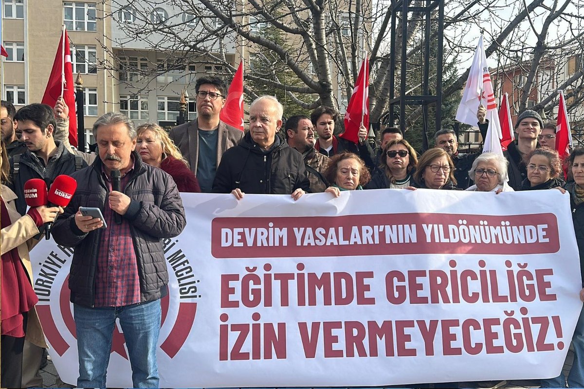 Türkiye Halk Temsilcileri Meclisi devrim yasalarının yıldönümünde Türkiye'nin dört bir yanında Milli Eğitim Müdürlükleri önünden seslendi

📢İstanbul: Tarikatların bir daha ağlarını öremeyecek şekilde yeniden dağıtılması bir görevdir
📢İzmir: Bu yıkım gericilik, piyasacılık ve