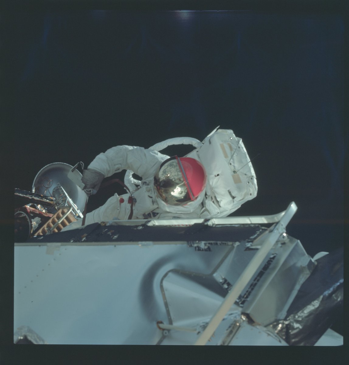 dcordovaok's tweet image. Un 3 de marzo de 1969 el módulo lunar #Spider,  #Apollo9, se activaba en órbita terrestre, el astronauta Rusty Schweickart testeaba el traje que luego se usaría en la superficie lunar "caminando" entre los módulos de mando y lunar. Solo 5 meses después, la gran hazaña de Apollo11