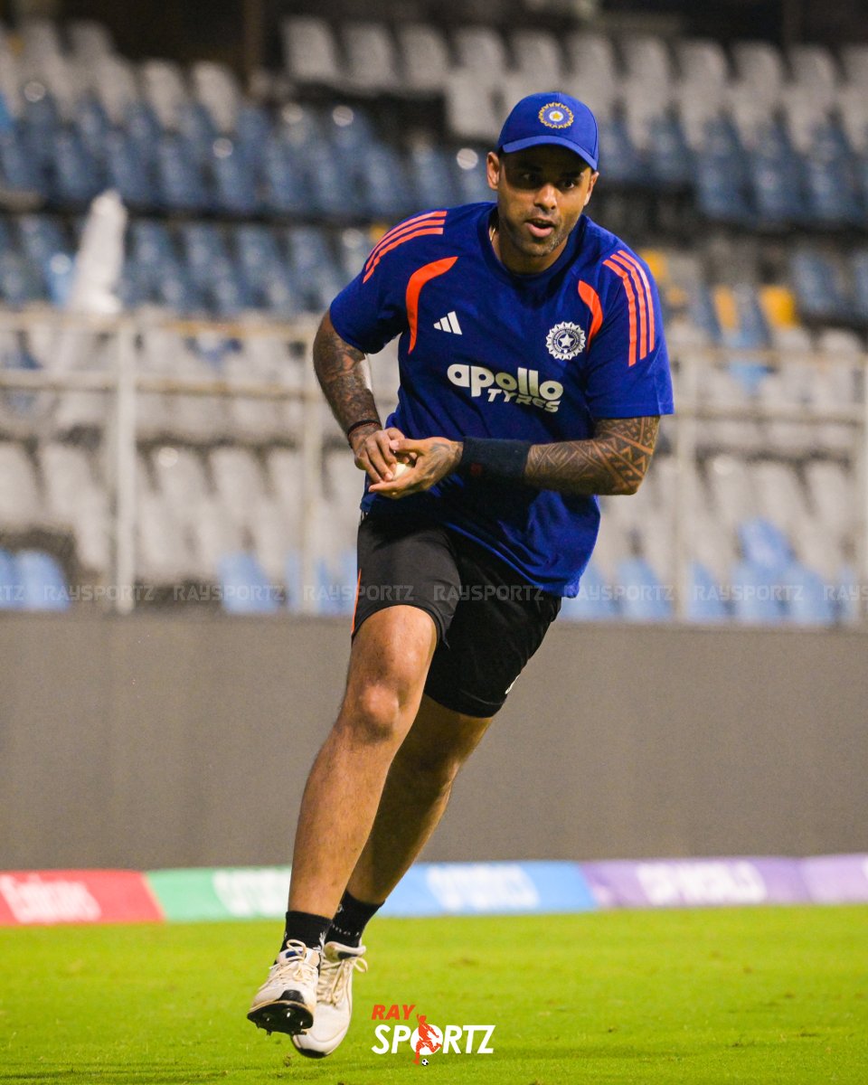 raysportzbangla's tweet photo. ছবি: ইডেনে ওয়েস্ট ইন্ডিজের বিরুদ্ধে ম্যাচে ফিল্ডিংয়ের সময় মিসফিল্ডিং ও একের পর এক ক্যাচ ফেলেছেন ভারতীয় ক্রিকেটাররা। সেমিফাইনালে যাতে সেই ভুলের পুনরাবৃত্তি না হয়, তাই ওয়াংখেড়ে স্টেডিয়ামে ফিল্ডিং অনুশীলনে ঈশান-সূর্যরা...

#RaySportz #IndianCricketTeam #TeamIndia https://t.co/yF6rJwf3Bt