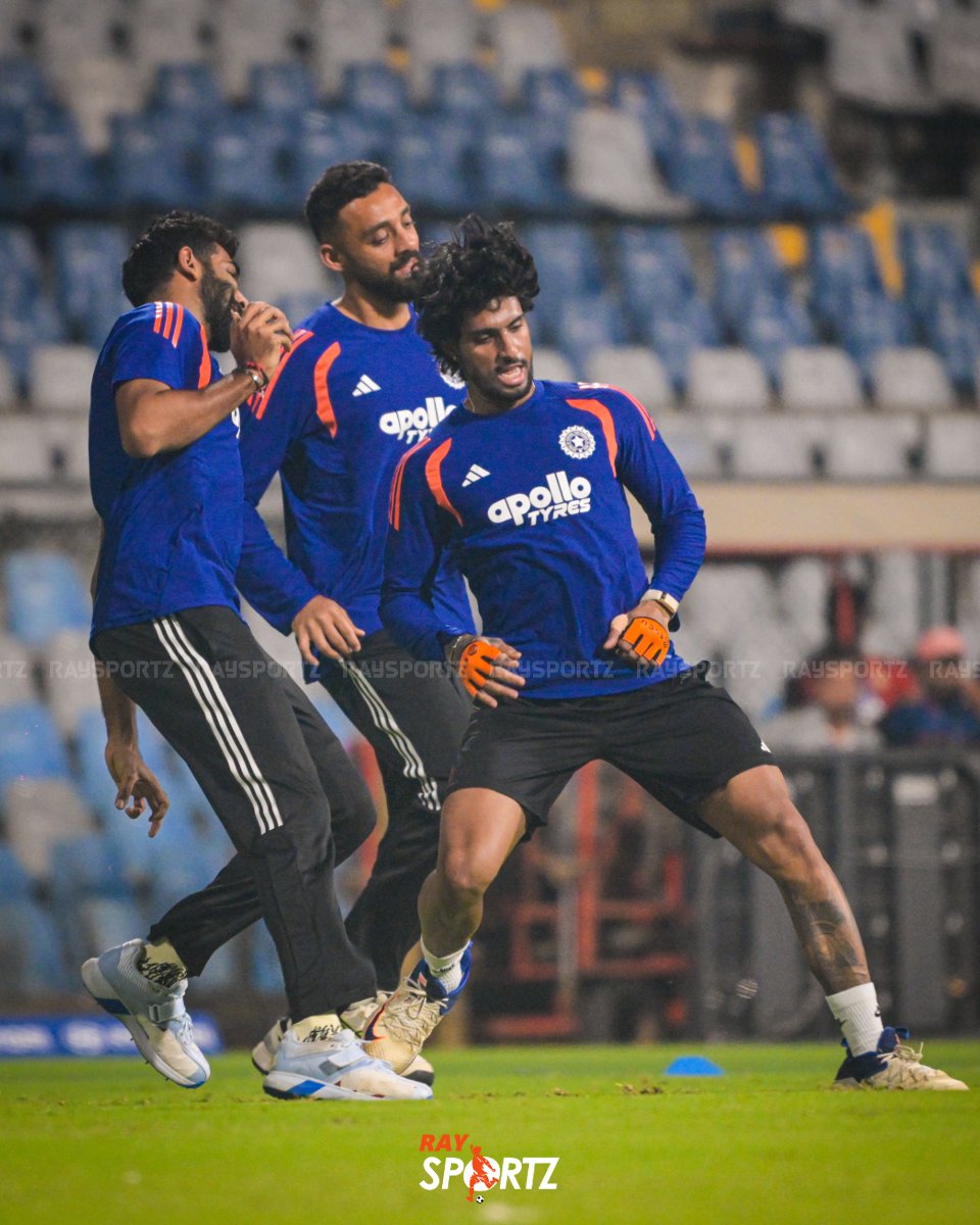 raysportzbangla's tweet photo. ছবি: ইডেনে ওয়েস্ট ইন্ডিজের বিরুদ্ধে ম্যাচে ফিল্ডিংয়ের সময় মিসফিল্ডিং ও একের পর এক ক্যাচ ফেলেছেন ভারতীয় ক্রিকেটাররা। সেমিফাইনালে যাতে সেই ভুলের পুনরাবৃত্তি না হয়, তাই ওয়াংখেড়ে স্টেডিয়ামে ফিল্ডিং অনুশীলনে ঈশান-সূর্যরা...

#RaySportz #IndianCricketTeam #TeamIndia https://t.co/yF6rJwf3Bt