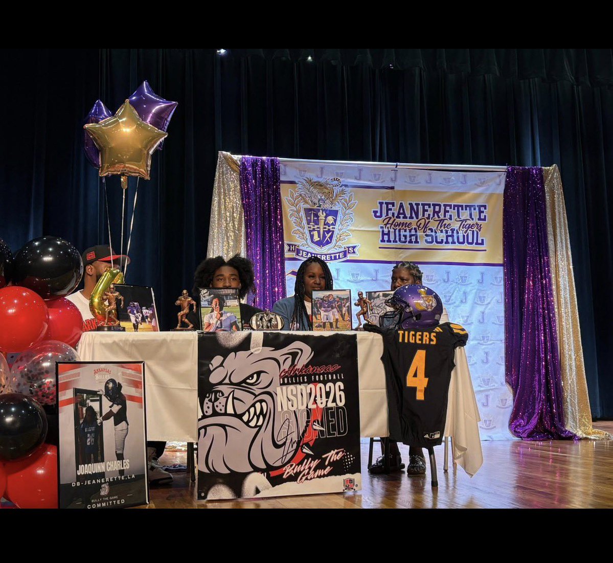 JoaquinnACharles tweet media