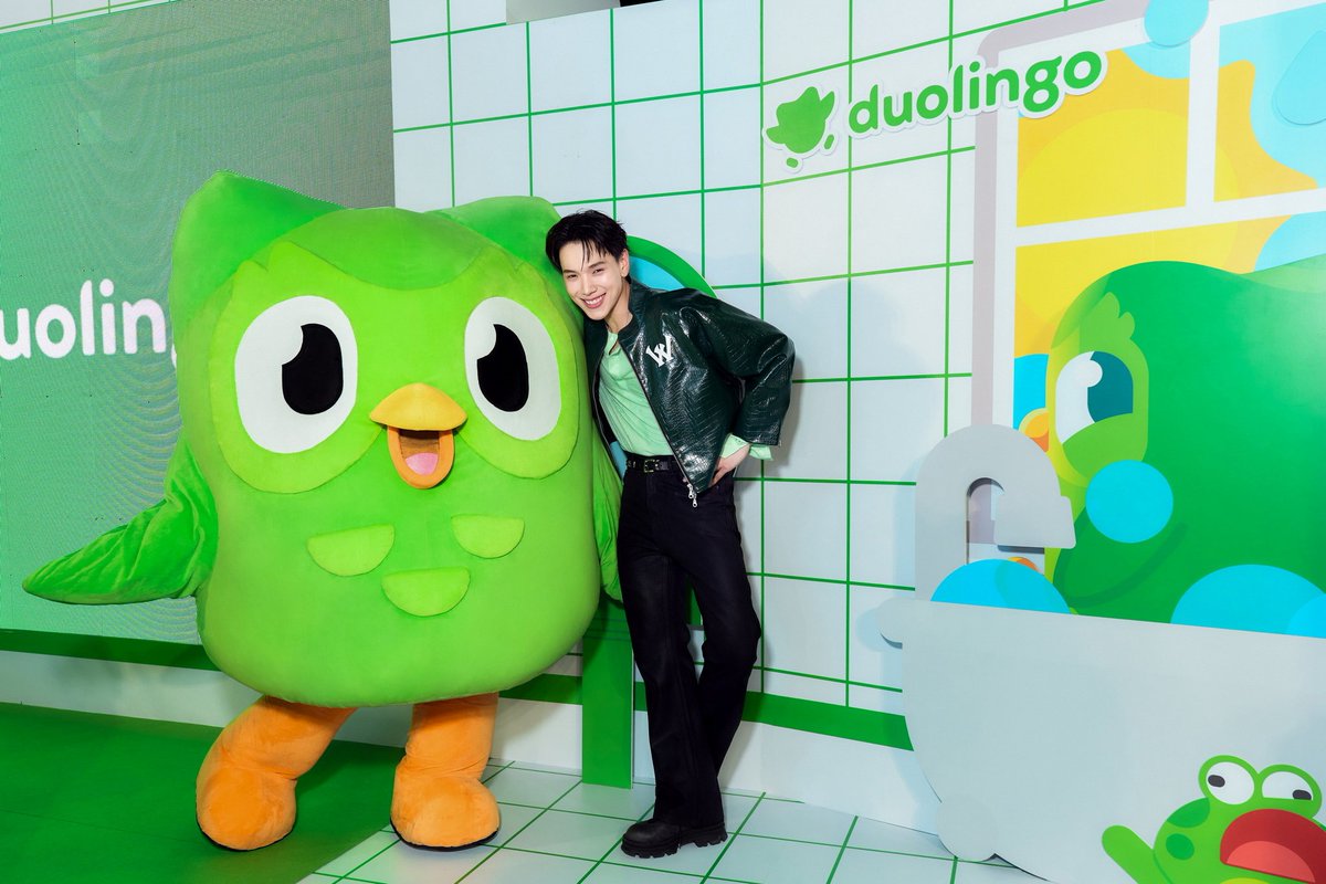 มุ่งมั่น มากความสามารถ ภาษาแน่น
“ต้าห์อู๋” แท็กทีม Duo ปลุกไฟใจกลางสยามสแควร์
สร้างแพชชันการเรียนภาษา

 #DuolingoFamilyGatheringParty #DAOU #oueiija #ต้าห์อู๋

    ซูเปอร์สตาร์ T-POPมาแรง  “ต้าห์อู๋ - พิทยา แซ่ฉั่ว” จับมือ Duo มาสคอตชื่อดังระดับโลก ร่วมสร้างสีสันที่สยามสแควร์