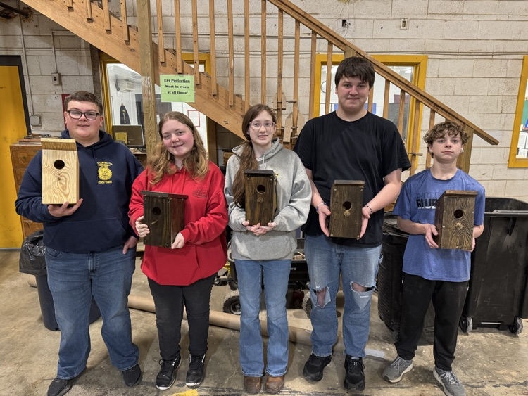 ACCENTRAL262's tweet photo. Mr. Vincent’s Basic Ag Science class wrapped up their woodworking unit by building birdhouses. Students measured, cut, assembled, and finished each project using the skills they’ve learned over the past few weeks.

Great work by everyone on completing the unit. https://t.co/gqMwGJXz3L