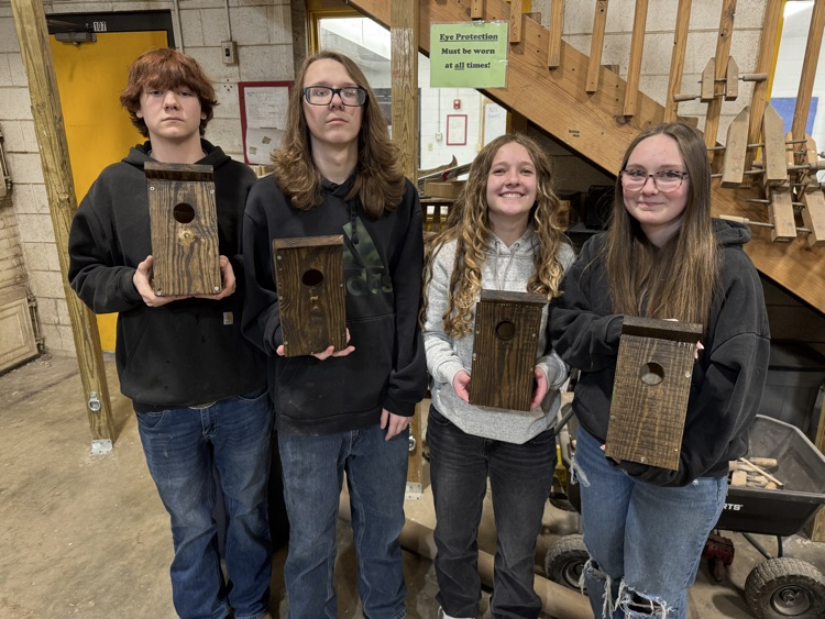 ACCENTRAL262's tweet photo. Mr. Vincent’s Basic Ag Science class wrapped up their woodworking unit by building birdhouses. Students measured, cut, assembled, and finished each project using the skills they’ve learned over the past few weeks.

Great work by everyone on completing the unit. https://t.co/gqMwGJXz3L