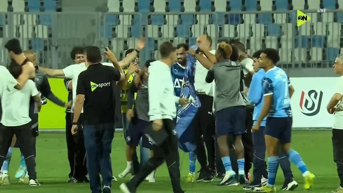 ودا احتفال مكنش ليه اى لزمه السنه اللى فاتت😅
الأهلى هو البطل الحقيقي بحكم محكمه دوليه💪