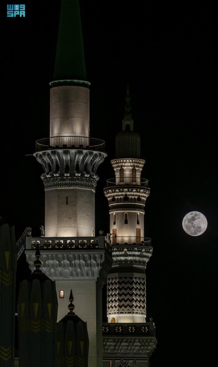 بدر ليلة الخامس عشر من رمضان بين مآذن المسجد النبوي.
#واس_رمضان47