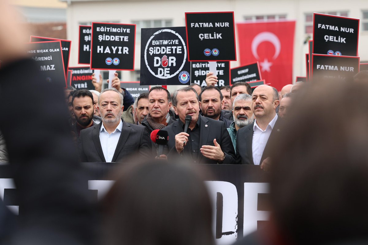 mukreminkose's tweet photo. Genel Başkanımız Ali Yalçın, Genel Başkan Yardımcılarımız ve İstanbul teşkilatlarımızla birlikte, sınıfta ders anlatırken katledilen Fatma Nur Çelik öğretmenimizi İstanbul-Çekmeköy Taşdelen Borsa İstanbul Mesleki ve Teknik Anadolu Lisesi'nde düzenlenen törenle ebediyete uğurladık.

Öğrencisi tarafından bıçaklanarak katledilen kıymetli öğretmenimizin acısını yaşayan okul yönetimine, öğretmenlerimize ve tüm personele taziye ziyaretinde bulunduk. 

▪️Yarın işimizi yapabilmek için bugün İstanbul genelinde iş bıraktık. 

▪️Okullarımızda öğrenci kisvesi altında şiddet eğilimli kişiliklerin oluşturduğu sorunlar, çözülmesi gereken ciddi bir güvenlik meselesine dönüşmüştür.

▪️Okulları idareten değil, hakikaten güvenli kılmak zorundayız.

▪️Bu şiddet sarmalı bir an önce bitmeli, eğitimciler işini güven ortamında yapmalı, okulların güvenlik problemi bir an önce çözülmeli. 

🔻Çağrımız, öğretmenin itibarını koruma çağrısıdır.

🔻Çağrımız, güvenli okul çağrısıdır.

🔻Çağrımız, şiddetsiz bir gelecek çağrısıdır.
Mekanın cennet olsun Fatma Nur Öğretmenimiz.
@EgitimBirSen 
@ebsistanbul1