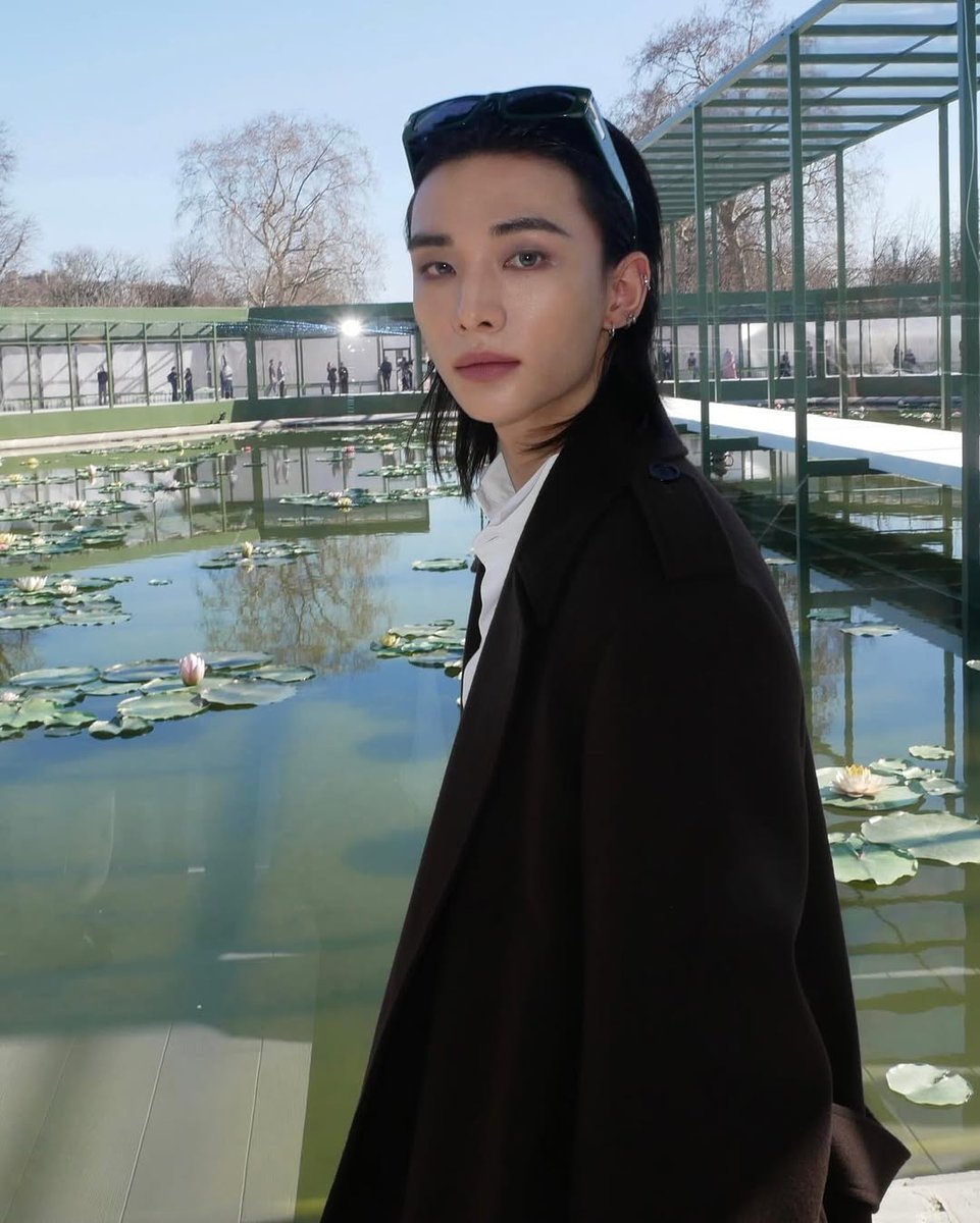 🧎🏻‍♀️

#HYUNJIN_DiorAW26