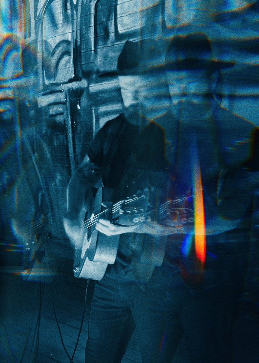 “Under This Cloud” out now. 🌧️

Spotify: rb.gy/5kzw83

#folktronica #mandolin #grungeasthetic #americanamusic