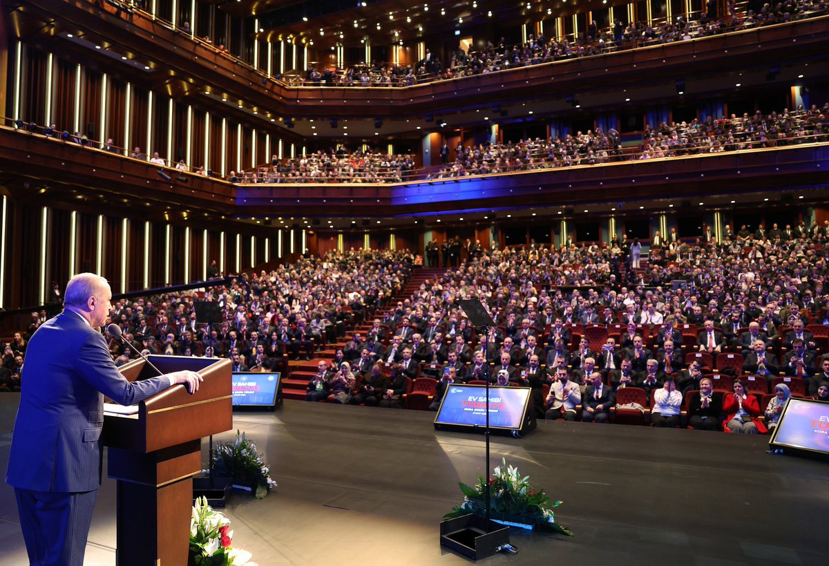 3️⃣1️⃣.0️⃣7️⃣3️⃣Konut Ankara’mıza hayırlı olsun.

Cumhurbaşkanımız Sayın <a href="/RTErdogan/">Recep Tayyip Erdoğan</a>’ın katılımlarıyla gerçekleşen Ev Sahibi Türkiye - Ankara 31.073 Konut Kura Çekim Töreni'ne katıldık.

Milletimizin yuva hayalini gerçeğe dönüştüren bu büyük adım, sosyal devlet anlayışının en somut