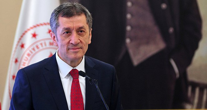 egitim_4_0's tweet photo. 🚨Eski Milli Eğitim Bakanı Ziya Selçuk, (Fatmanur öğretmen hakkında)

''Bütün ömrüm boyunca biz iyi olalım, çocuklar iyi olsun, öğretmen iyi olsun, aileler iyi olsun, okullar iyi olsun diye uğraştım; ne yazık ki, ruhumuzun derinliklerinde kök salan, göstermeye çalıştıkça görmezden gelinen o devasa çürümenin altında kaldı bütün uğraşlarım, uğraşlarımız. 

Yine de durmadık. Biz öğretmenler hep yeniden başlarız, her yıl, her hafta, her ders yeniden başlarız. Buna alışkınız. Kolay kolay düşmeyiz, derdik. Bugün öyle olmadı. 

Fatmanur Öğretmenin haberini aldığımda onunla birlikte düştüm yere. Sadece ben değil, bütün öğretmenler, bütün meslektaşlarım hiçbir silginin toplumsal hafızamızdan silip atamayacağı bir yükle yüklendik, çöküp kaldık olduğumuz yere. 

Öğretmen kelimesi yeniden tefekkür edilmedikçe,  öğrencinin tanımı yeniden yazılmadıkça, “öğretmeni say” cümlesi milyonlarca kez söylenmedikçe evlerde, okullarda, kalplerde, dudaklarda; kalkamayız ayağa.

Çok üzgünüm. Bütün öğretmenler adına, bütün öğrenciler adına, bütün veliler adına çok üzgünüm.''