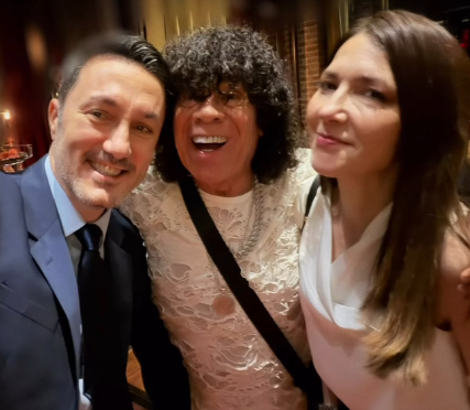 mdzol's tweet photo. Luis Petri y Cristina Pérez compartieron una foto junto a la "Mona" Jiménez. https://t.co/NuTgQw1GVt