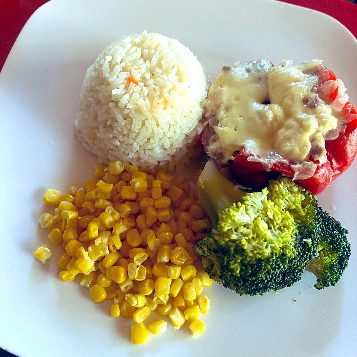 Red Capsicum relleno de wagyu braseado,
queso añejo gratinado,
arroz jazmín,
maíz dulce y brócoli esmeralda