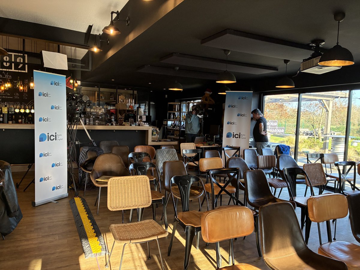 F3PaysdelaLoire's tweet photo. Participez, en direct à notre Café citoyen ! 
Sécurité, pistes cyclables, poubelles, impôts…
👉 Qui décide quoi ?
👉 Comment ça fonctionne dans votre commune ?

Pour poser vos questions, RDV à 19h30 sur @FranceTV  , YouTube et Facebook : https://t.co/3RlxdQrYX7 https://t.co/j8ZIBBOQUF