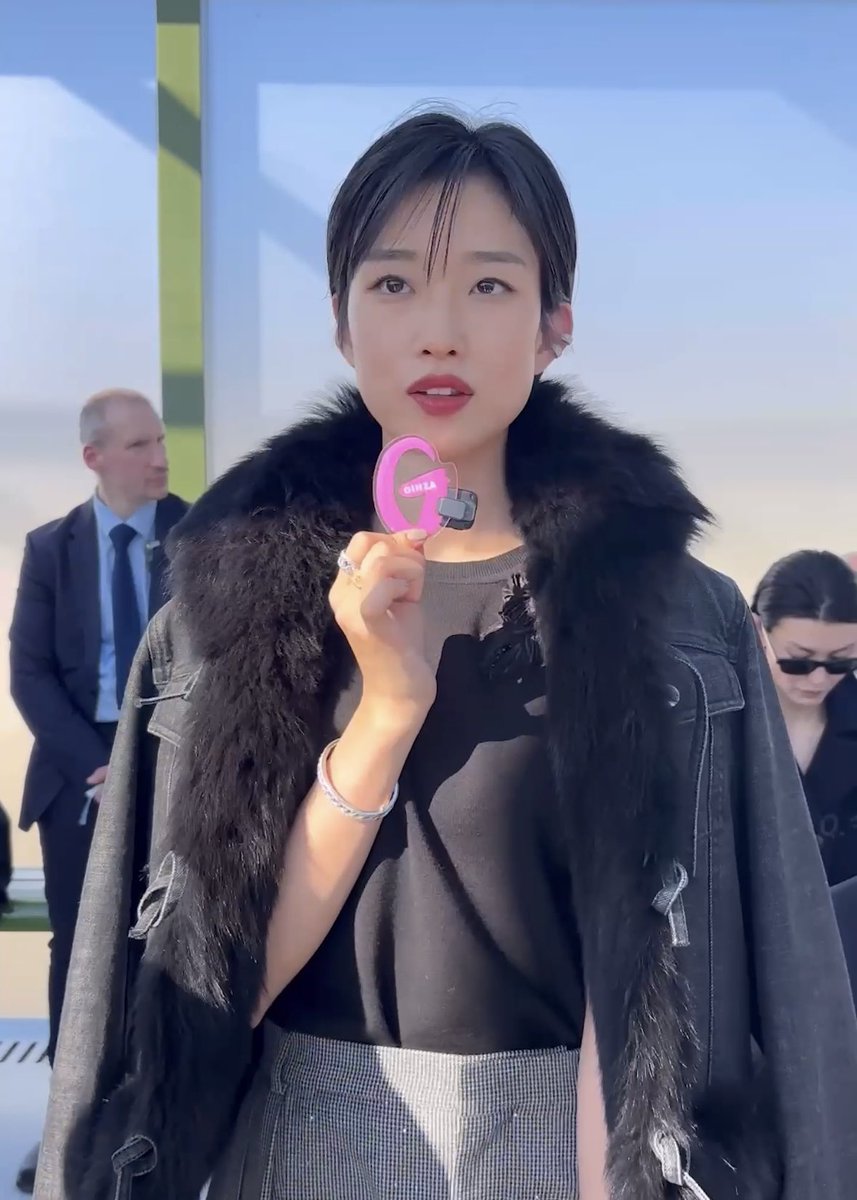 GINZA_magazine's tweet photo. 〈Dior〉2026年秋冬コレクションで #河合優実 さんをキャッチ。コーディネートのポイントや、今回のコレクションで会いたい人を教えてました🫂
@DIORJP #DiorAW26 #Dior #ディオール https://t.co/G0abVnb2MF