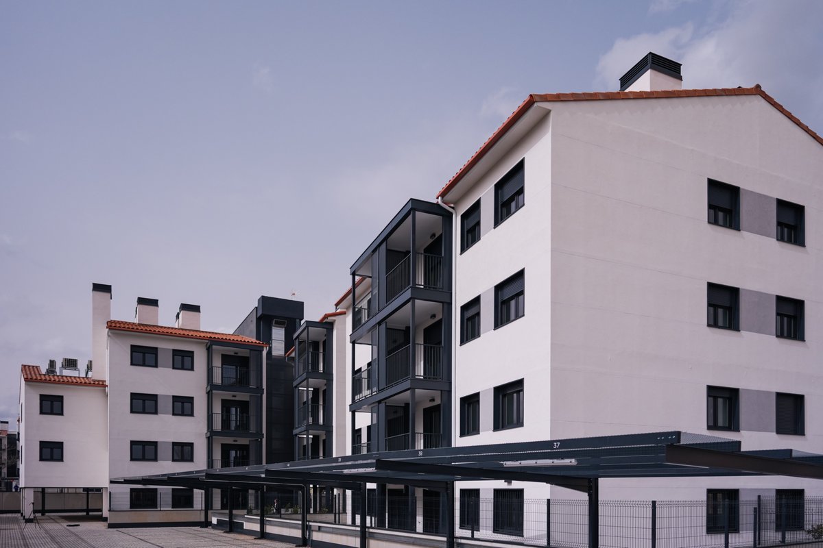 🏠 La <a href="/ComunidadMadrid/">Comunidad de Madrid</a> supera las 5.200 viviendas entregadas del #PlanVIVE con una nueva promoción en #Navalcarnero.

➡️ El consejero <a href="/jorgerodrigodo/">Jorge Rodrigo Dominguez</a> ha visitado hoy esta urbanización de alquiler asequible junto a algunos de sus inquilinos.

+Info: c.madrid/uhenk