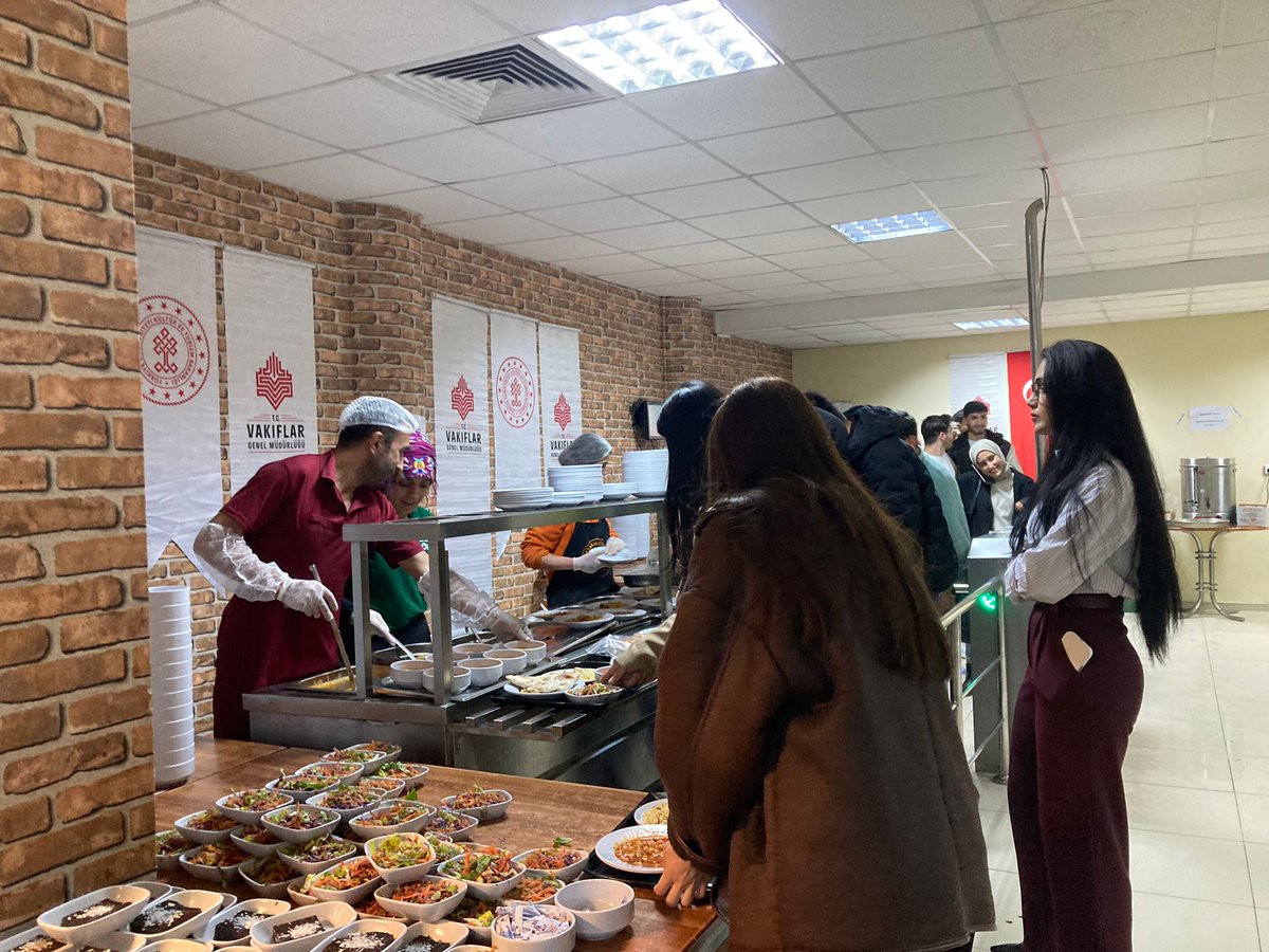 ErzurumVakiflar's tweet photo. 📍 Iğdır Üniversitesi Karaağaç Kampüsü 

Ramazan’ın 13. gününde vakıf soframızda bir araya gelerek iftarımızı gerçekleştirdik. Paylaşmanın ve dayanışmanın anlam kazandığı bu akşamda, asırlık vakıf geleneğinin bir halkasını daha hep birlikte yaşadık.

Soframızı teşrif eden tüm misafirlerimize teşekkür ediyor, birlik ve beraberliğimizin daim olmasını temenni ediyoruz.

📍 Erzurum - Nene Hatun Sofrası
📍 Erzincan - Terzibaba Sofrası
📍 Bayburt - Dede Korkut Sofrası (Taşhan Bedesten)
📍 Ağrı - Hanibaba Sofrası (Şazeli Kafe Restaurant)
📍 Kars - Harakani Sofrası (İstasyon Camii Kültür ve Taziye Evi)
📍 Iğdır üniversitesi - Karaağaç Kampüsü 
📍 Ardahan - Bingöl lokantası

@muslu24 @VakiflarGM