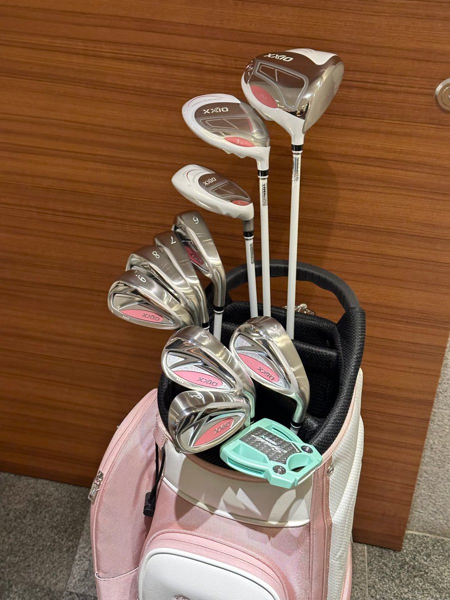 SuiteuOs1's tweet photo. 一つ一つのゴルフクラブは、私の挑戦と追求を表しています。洗練されたギアの中で、自信の力を見つけることができます。 https://t.co/T07aiNTIYo