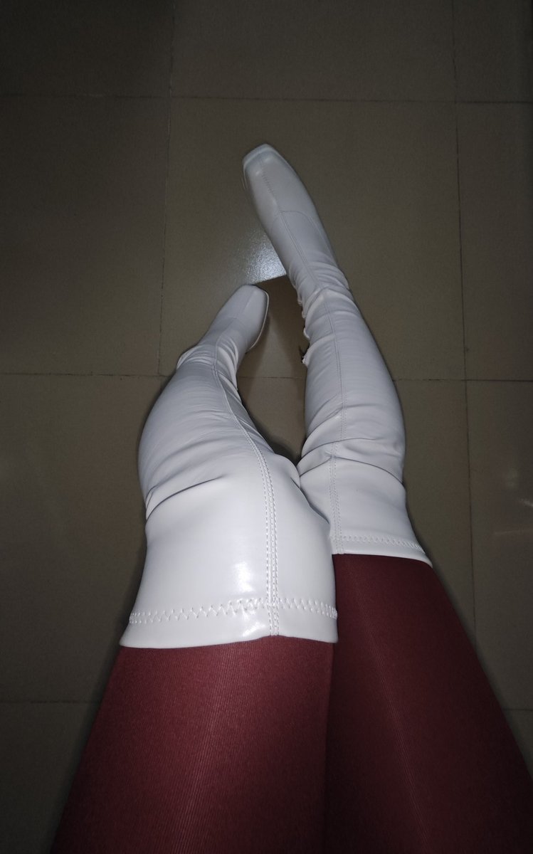 Winga266's tweet photo. 元宵节也要好好做爱呀
但是这天气变化还真是快，昨天还能穿小高跟今天得穿靴子了😂 https://t.co/rFT3Uux6g7