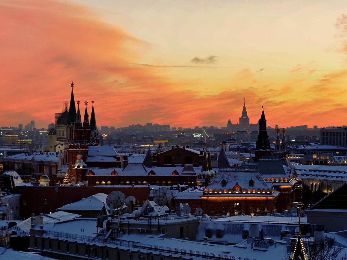 PEKHTography's tweet photo. Minus twenty. Every rooftop holding its breath.
Then the sky cracked open — orange, absolutely unhinged 🔥
Lungs burn. Brain short-circuits.
You're standing in a freezer watching a bonfire. ❄️
#Sunset #MoscowWinter #KremlinViews #GoldenHour https://t.co/wxr94qKfs1